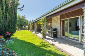 Sunlit Solace - Wanaka Holiday Home